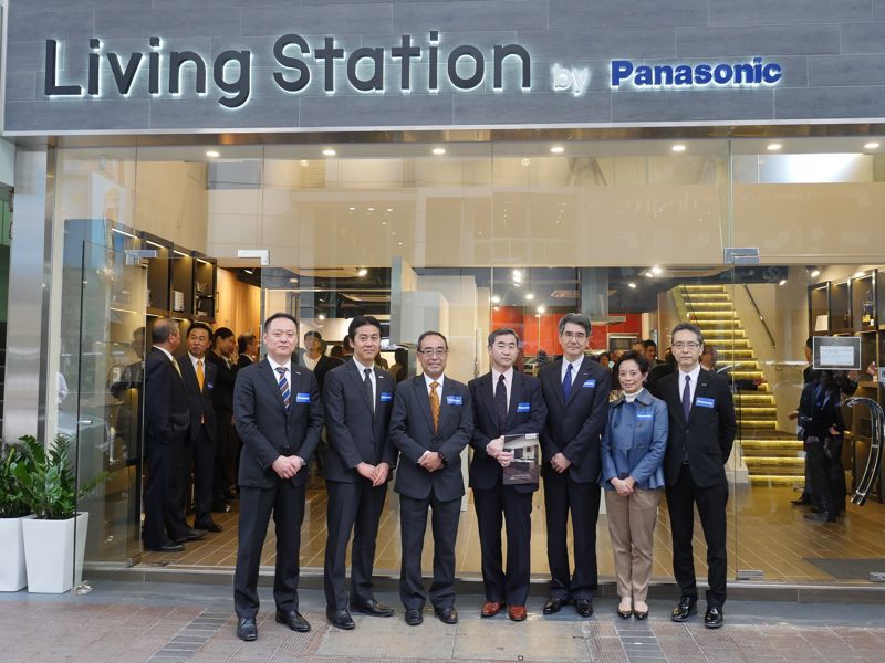 一眾嘉賓於Living Station by Panasonic廚櫃專門店前合照。(左起) Panasonic Eco Solutions Company事業部主管小早川益律先生、Panasonic Eco Solutions Company常務役員四方哲郎先生、信興集團副主席蒙德揚先生、日本駐港總領事野田仁先生、Panasonic Corporation中國及東北亞總代表大澤英俊先生、信興電器貿易有限公司董事蒙倩兒小姐、松下電器(中國)有限公司董事局成員山本晃弘先生。